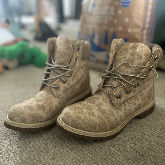 Floral Patterned timberlands. Size 9 - Picture 3 of 3